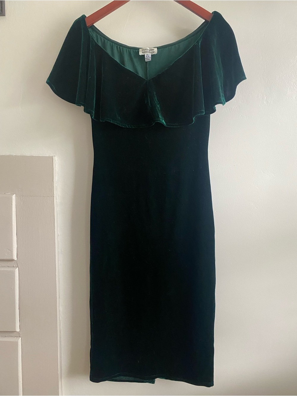 Emerald Green Velvet Off-Shoulder Cocktail Dress